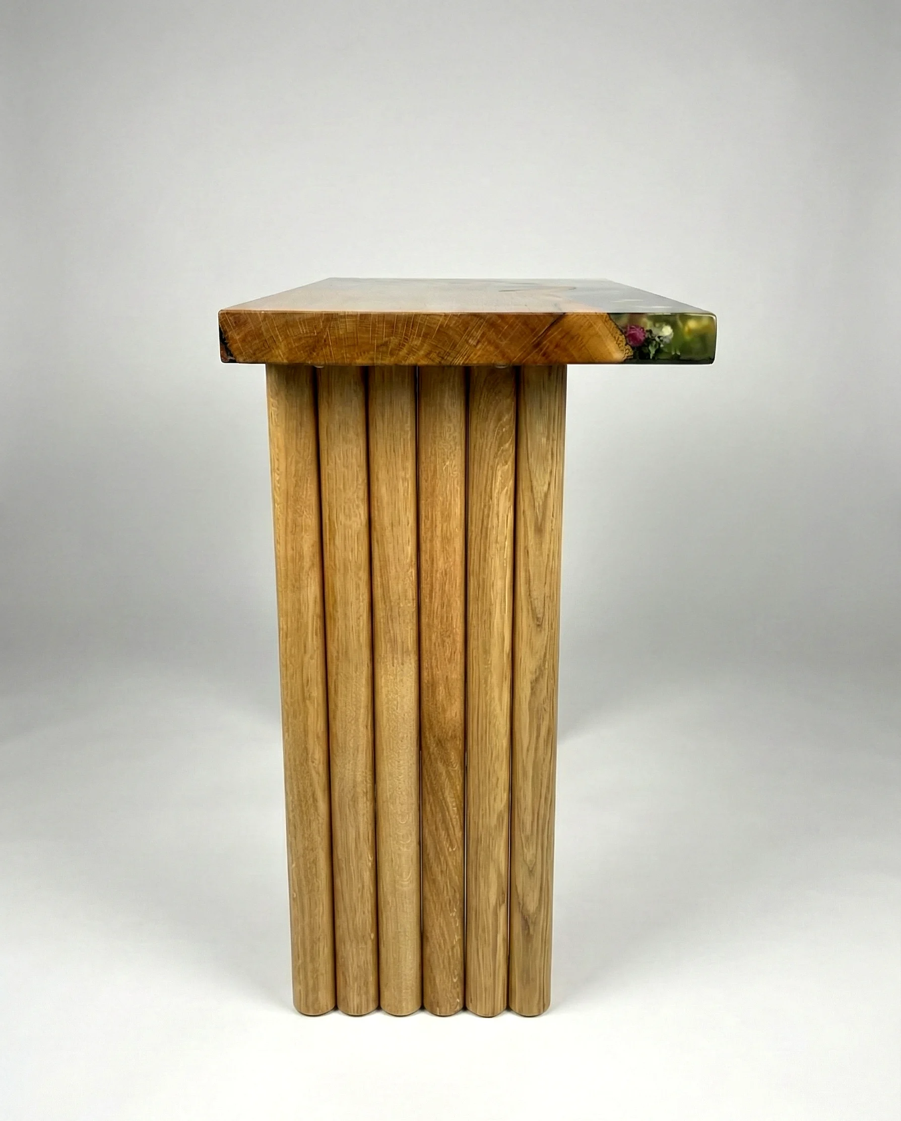 konsola dla klientki wykonana z drewna dębowego z żywicą epoksydową i motywem roślinnym